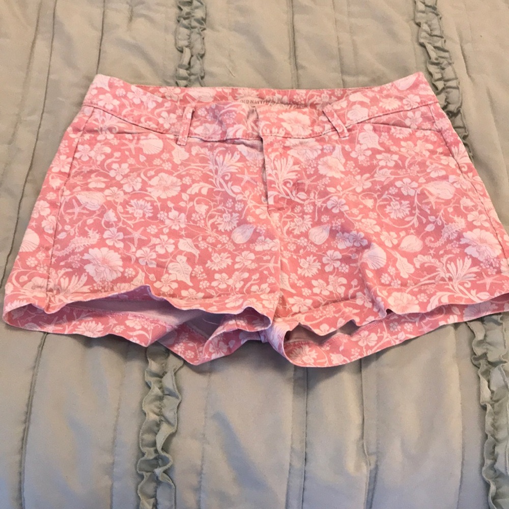 Patterned pink shorts